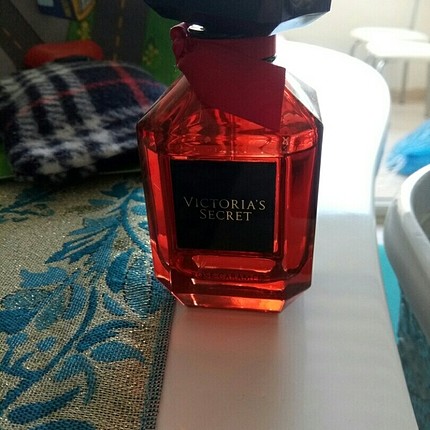 عطر دست ساز ویکتوریا سکرت رز کارامل