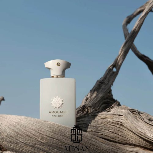 بطری سفید-طلایی عطر دسیژن آمواژ روی زمینه تیره
