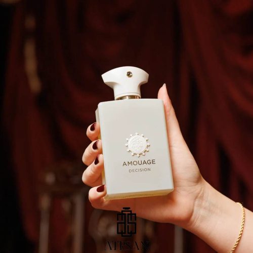 عطر یونیسکس دسیژن در کنار دانههای فلفل صورتی و کندر