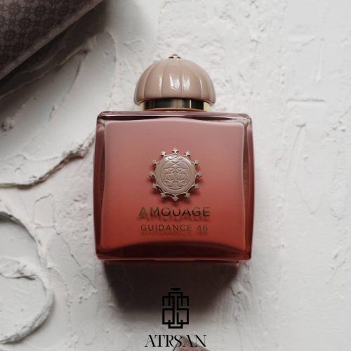 نمای روبرو از شیشه عطر آمواژ گایدنس ۴۶ روی زمینه سفید با بافت بتنی