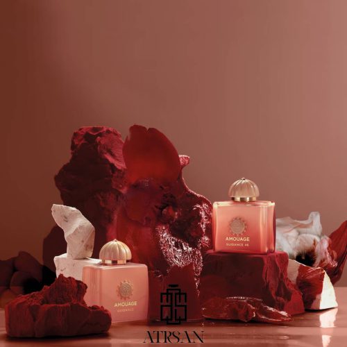 دو شیشه عطر آمواژ گایدنس روی سنگ‌های سرخ و کویری