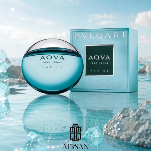 بطری کروی و جعبه آبی عطر بولگاری آکوا مارین روی آب با تکه‌های یخ