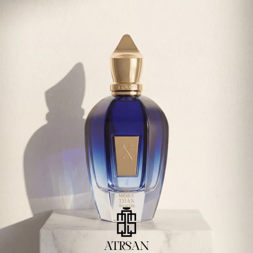 عطر یونیسکس ژرژف کنار تراشه‌های چوب عود