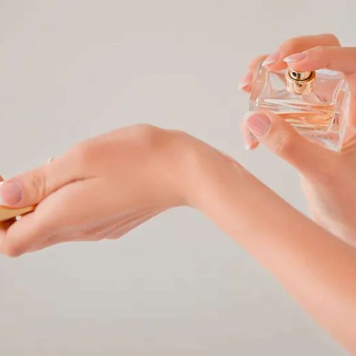 اسپری کردن ادکلن زنانه تلخ و خوشبو روی مچ دست