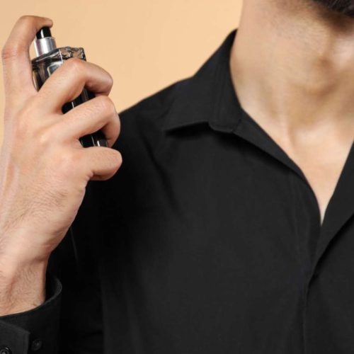 نحوه صحیح اسپری عطر دست ساز مردانه برای ماندگاری و پخش بوی بیشتر