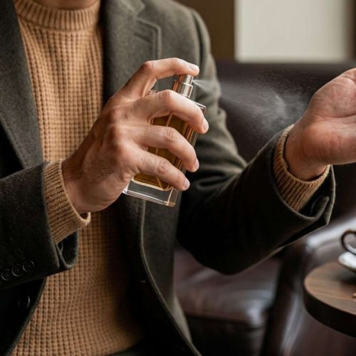 اسپری کردن عطر گرم روی مچ دست مرد